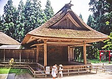 Vieux théâtre de plein air, au toît de chaume.