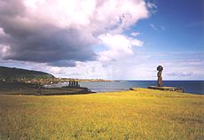 Beberapa Hanga Roa moai, termasuk Ko Te Riku (dengan pukao di kepalanya). Di bagian tengah adalah pemandangan samping dari ahu dengan lima moai. Ujung Mataveri dari Hanga Roa terlihat di latar belakang dengan Rano Kau menjulang di atasnya.