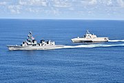 南シナ海において米海軍沿海域戦闘艦「ジャクソン」と共同訓練を実施する「ゆうだち」（2021年10月28日）