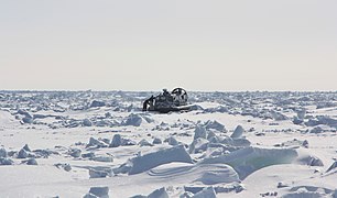 Kapal hovercraft Hivus-10 di laut Laptev