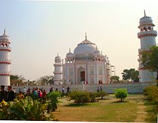 A bangladesi "Tádzs Mahal" a főváros mellett, Szonargaonban