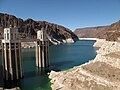 Jazero Lake Mead, umelo vytvorené jazero priehradou.