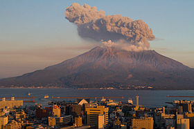 Le Sakurajima émettant un panache volcanique le 23 novembre 2009 avec la ville de Kagoshima au premier plan.