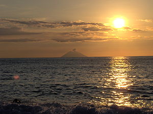 Tramonto con Stromboli visto dalla costa calabrese di Tropea