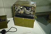 ソヴィエト連邦のA-7-Bトランシーバー（1944年）。VHF FM、24-28MHz、1.5-2.0W。23kg。（ロシア、サンクトペテルブルクの軍事歴史博物館の展示品）