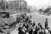 Gente de Wola abandonando la ciudad después del levantamiento.