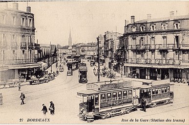 L'ancien tramway de Bordeaux, dans la rue de la Gare Dessin du parvis de la gare de la ville, avec un tramway composé de deux wagons en avant-plan.