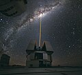 Vuoden 2010 kuva: Yksi VLT-teleskoopeista osoittamassa laserilla kohti linnunradan keskustaa. Kuvaajana Yuri Beletsky (ESO).