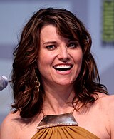 Una fotografía en color de Lucy Lawless sonriendo.