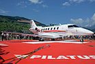 Nach dem Erstflug am 11. Mai 2015 liegt die PC-24-Flugerprobung des ersten Pilatus-Jets genau im Zeitplan für die geplante Erstauslieferung im November 2017 (Bild: Pilatus PC-24 beim Rollout am 1. August 2014) KW 49 (ab 4. Dezember 2016)