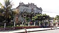 Fachada de ex-escuela José Mariano Méndez frente a parque Colón, Santa Ana