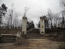 Intrarea în cimitir, februarie 2013