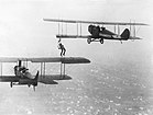 Am 12. November 1921 steigt Wesley May für eine Luftbetankung mit 5 Gallonen (rund 19 Liter) Flugbenzin über Long Beach von einer Lincoln Standard in eine Curtis Jenny KW 45 (geplant ab 7. November 2021)