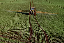 Épandage de pesticides sur un champ.