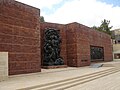 Escultura do Memorial dos Heróis do Gueto de Varsóvia, no pátio cerimonial do Yad Vashem