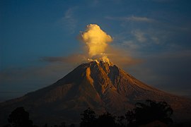 Asap Erupsi Gunung Sinabung di Pagi Hari