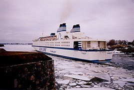 Un navire de Finnjet passant le détroit.