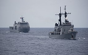 BRP Ramon Alcaraz (PS-16) dan BRP Tarlac (LD-601) berlayar dalam formasi di laut semasa dalam Aktiviti Latihan MAritim (MTA) Sama Sama 2018.