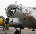 צריח "סנטר" בחרטום B-17G. בצידי החרטום מקלעי "לחי"