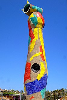 Dona i ocell al Parc de Joan Miró.