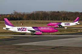 Deux Airbus A320 avec l'ancienne livrée