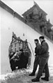 Alemanes occidentales observan a los guardias fronterizos de Alemania Oriental a través de un agujero en el muro, 5 de enero de 1990