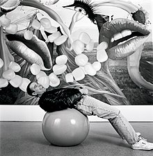 Jeff Koons auf einem Gymnastikball liegend mit einem seiner Easyfun-Gemälde