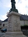 Vue partielle du monument aux morts (face mentionnant les 8 tués de 1917 et 1918).