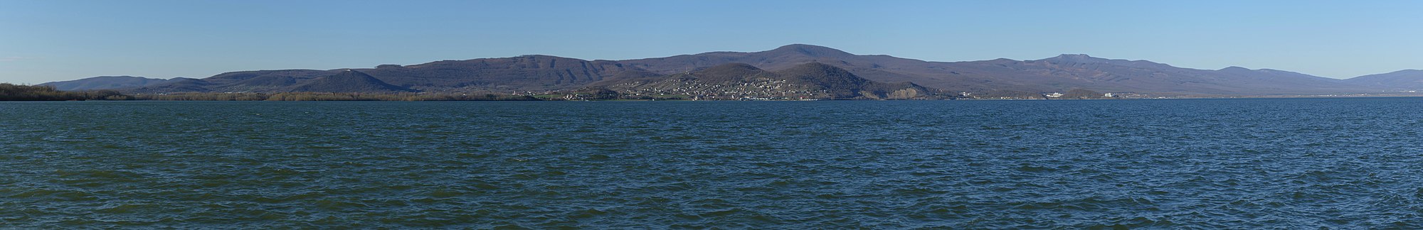 Panoramatický pohľad na severné brehy Zemplínskej šíravy, vzadu Vihorlatské vrchy