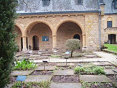 La "pharmacie" et le jardin aux simples.