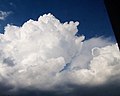 Núvol cumulonimbus, al costat d'un vòrtex de ferradura