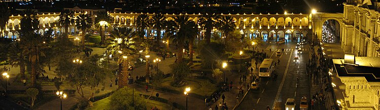 Nagtelike uitsig oor die Plaza de Armas in Arequipa.