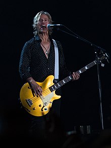 Ray performing with Paul McCartney in 2012