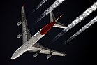 Eine Qantas Boeing 747-400 in ungefähr 11.000 Meter Höhe, beobachtet am 22. Mai 2010 im Ortsteil Starbejewo von Chimki bei Moskau. KW 51 (ab 15. Dezember 2019)