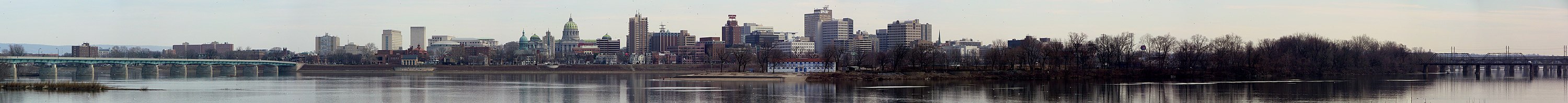 Panorama vido de la urbocentro, trans la rivero Susquehanna, je 2013