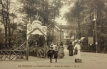 A black-and-white water with an entrance to the casino and Valroy water