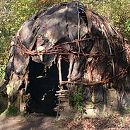 Parc arqueològic de les Mines de Gavà, model de cabana neolítica.