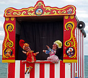 Castelet bariolé avec deux marionnettes à gaine.