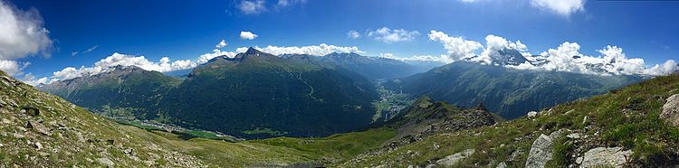 Prijevoj Mont Cenis (2081 m) u sredini lijevo vodi ka alpskom jezeru i dalje prema Italiji.