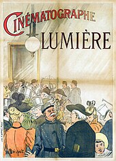 Farbiges Werbeplakat mit dem Titel „Cinématographe lumière“. Menschen aus der Belle Époque versammeln sich in einem hell beleuchteten Raum, der links hinten eine dunkle Tür und links oben eine Lampe hat.