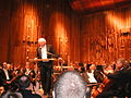 English: Jerry Goldsmith conducting London Symphony Orchestra Deutsch: Jerry Goldsmith mit dem London Symphony Orchestra. Suomi: Jerry Goldsmith johtamassa Lontoon sinfoniaorkesteria