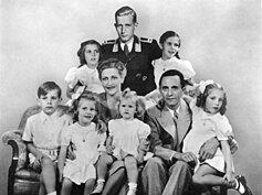 Joseph Goebbels împreună cu soția lui, Magda, și cei șase copii ai lor. În spate se află fiul vitreg al lui Goebbels, Harald Quandt, singurul membru al familiei care a supraviețuit războiului.