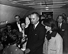 Vor 50 Jahren, am 22. November 1963 nach dem Attentat auf John F. Kennedy, legt Lyndon B. Johnson seinen Amtseid als Präsident der USA in der Air Force One auf dem Dallas Love Field ab. KW 47 (ab 17. November 2013)