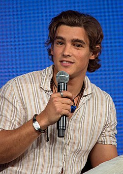 Brenton Thwaites vuonna 2014.