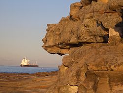 Kurnell se sandsteen rotshange met 'n uitsig oor die Stille Oseaan