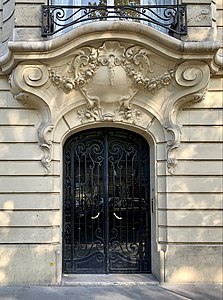 Rococo Revival volutes above the door of Avenue Kléber no. 47bis, Paris, unknown architect, 1908[11]