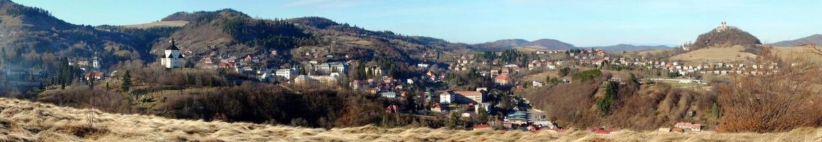 Vľavo Starý a Nový zámok, uprostred centrum mesta a školské paláce pod horou Glanzenberg (pôvodne "Baňa" – dnes "Staré mesto"), vpravo Kalvária