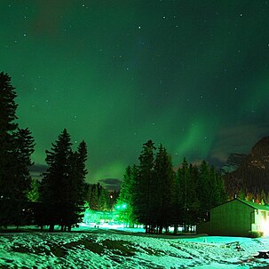 Aurore polaire à Banff, dans la province de l'Alberta au Canada. (définition réelle 1 280 × 853)