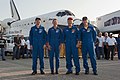 L'equipaggio della missione STS-135 di fronte all'Atlantis