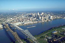 New Orleans vanuit de lucht met de brug Crescent City Connection op de voorgrond